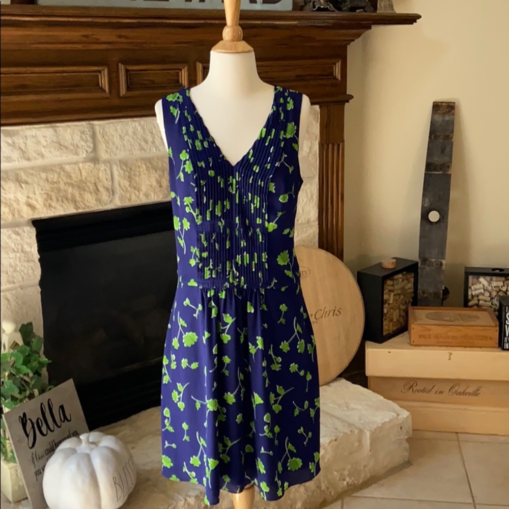 Banana Republic sz 12 polyester outside and lining